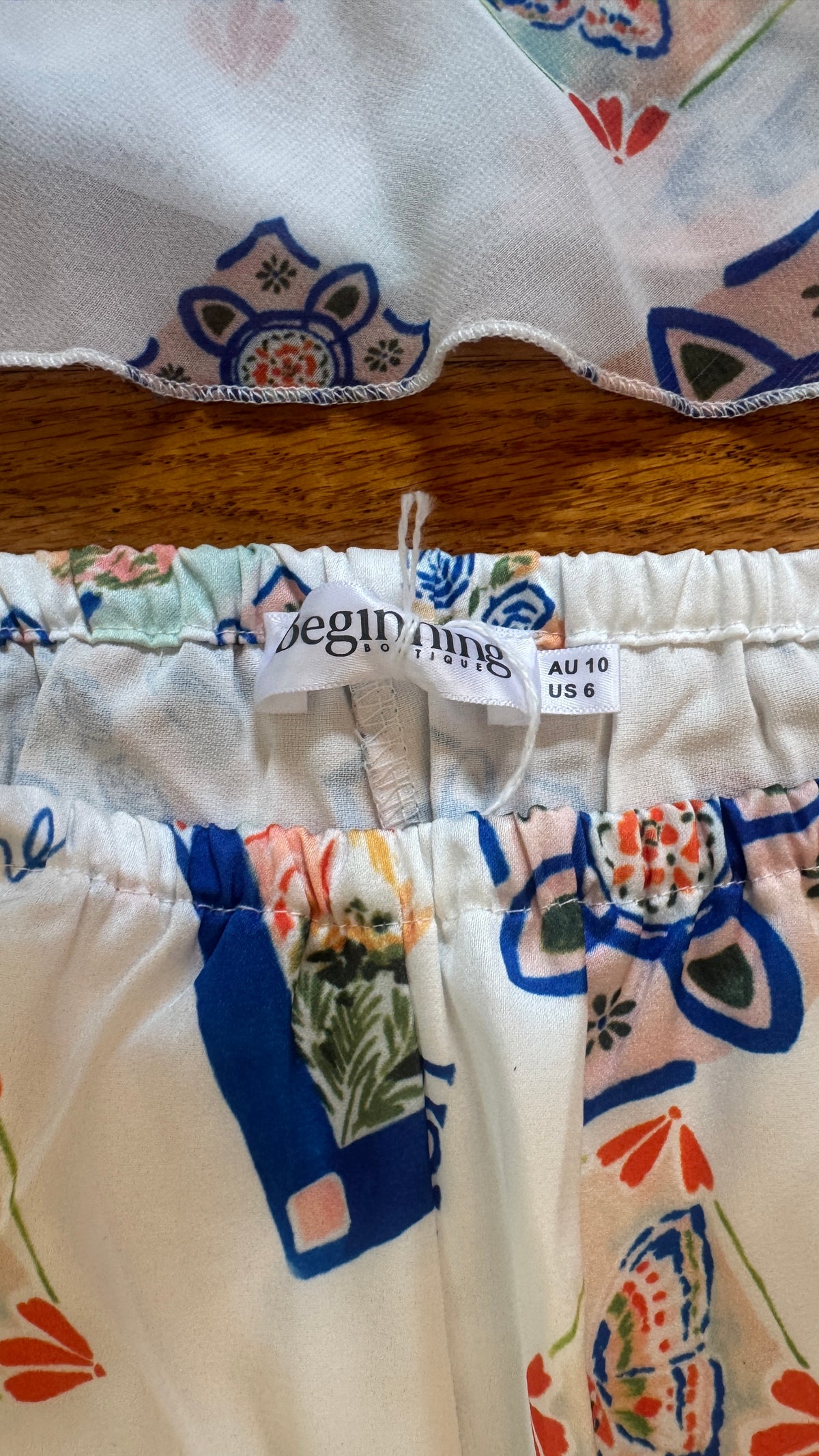 Beginning Boutique - Bridget White Satin Italia Print Pants & Tank - M (Like New)